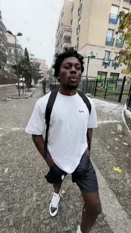 Ce pote qui n’a jamais froid ( il neige en france 😱)