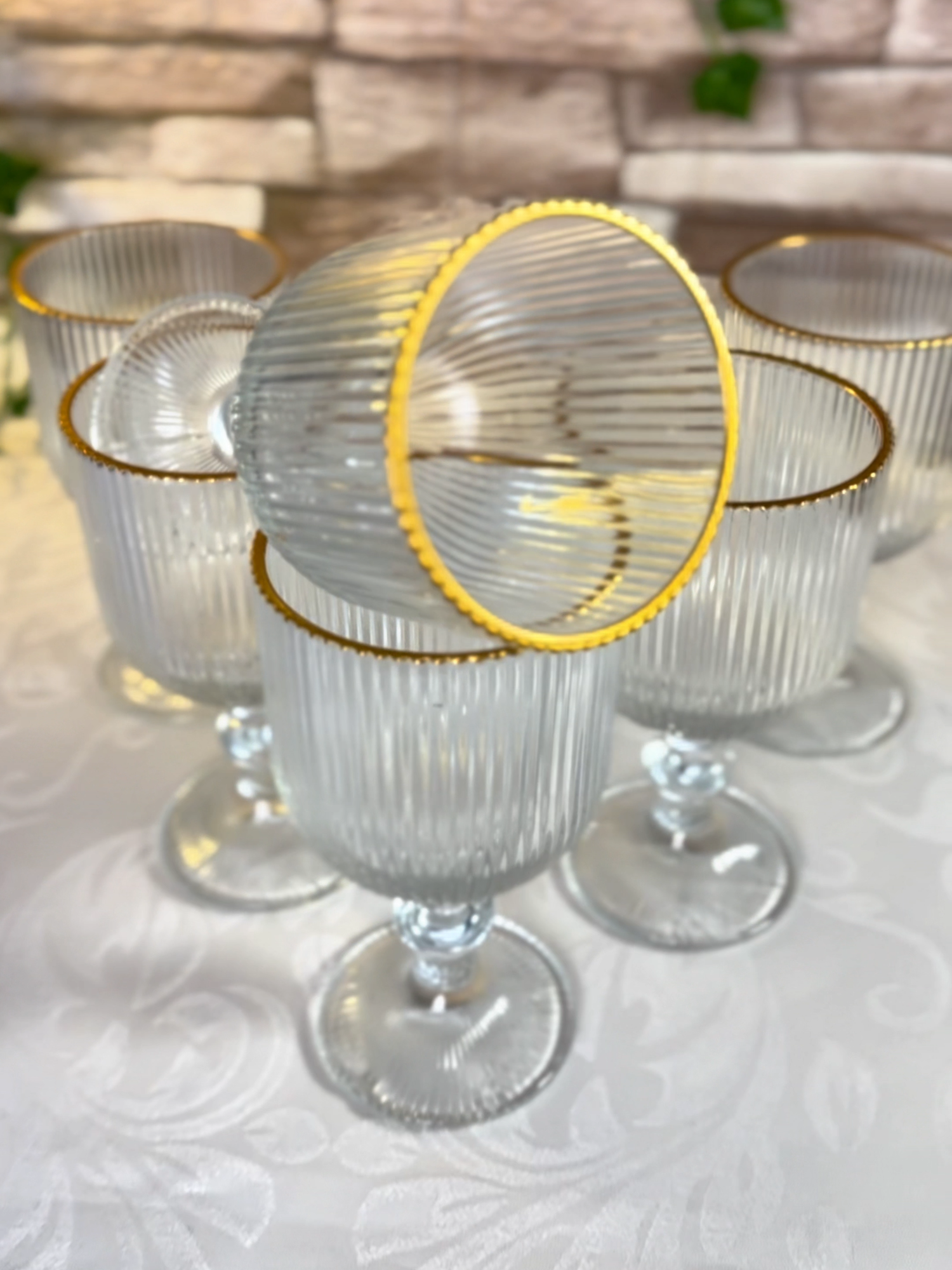 Taças Graffiato Canelada com fio de ouro. Monte seu #enxoval com essas taças para compor sua #mesaposta perfeita. Trouxemos essas taças em parceria com a Haus Concept - Brinox trazendo mais qualidade e durabilidade nos produtos para sua #casa #chadepanela #chadecasanova #achadinhos #painéis #taça #taças #fiodeouro