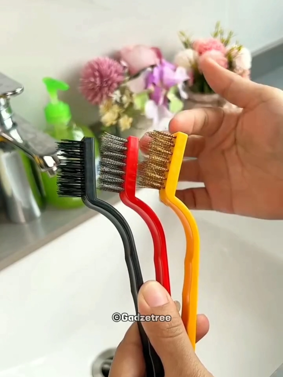 ✨ ¿Batallando con la grasa y el sarro? 🍳 Llega el kit de limpieza que lo limpia TODO. 🧼 3 cepillos + 2 espátulas, ideales para eliminar grasa pegada, óxido y sarro sin esfuerzo. ✅ Fácil, rápido y resistente. ¡Deja tu cocina impecable! 💪 Porque la limpieza no tiene que ser difícil. 🌟 #CocinaImpecable #AdiósGrasa #KitDeLimpieza #cocina #hogardulcehogar #cocinalimpia #cepillodelimpieza 