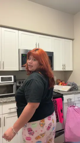 Let her cook👩‍🍳 #fypシ#Foodie#cookwithme#chikenthighs#bakedmacandcheese#cooking#cookingtok#cookingshow 