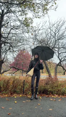 cringing @ myself but im bored #rainingday #centralpark #nycgirlies #nycchristmas #nyclife #fyp #jackieonassisreservoir 