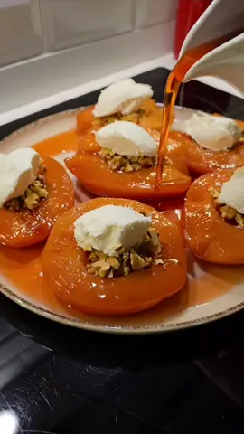 Tarif ve video sahibi @ezzeti_ask   Videonun akışta kalması için beğeni bırakır mısınız❤️ En güzel meyve tatlılarından, sadece su, şeker ve ayva kullanıyorum. 1-2 püf noktasıyla böyle kıpkırmızı oluyor Sever misiniz✨️ Yorımlarınızı bekliyorum Ayva Tatlısı Ayvaları soyup içlerini çıkaralım, çekirdeklerini oluklara koyup ayvalarınız normal büyüklükteyse 1.5 yemek kaşığı şeker, büyükse 2 yemek kaşığı şeker ekleyebilirsiniz, suyu ayvaların yarısına kadar ekleyip kaynamaya başlayınca çok çok kısık ateşte 2.5 3 saat kadar pişirdim. Uzun pişince ayva çekirdeği rengini veriyor, şerbeti daha kıvamlanıyor Ben renk vermesi için içine bişey eklemedim Bu renk uzun pişerek çekirdeklerinden geliyor, kıvamın yoğunluğu da kısık ateşte pişerek geliyor Ayvaların pişerken dağılmaması için mutlaka sert ayva kullanalım Servisi orta kısma ceviz koyarak ve kaymak ekleyerek yaptım. Deneyeceklere afiyet olsun