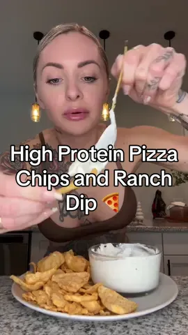 Who doesn’t love chips and dip that also help you reach your protein goals?! 🔥🔥🔥🔥 Macros for the chips and dip: 240 cals, 36P, 11C, 6F