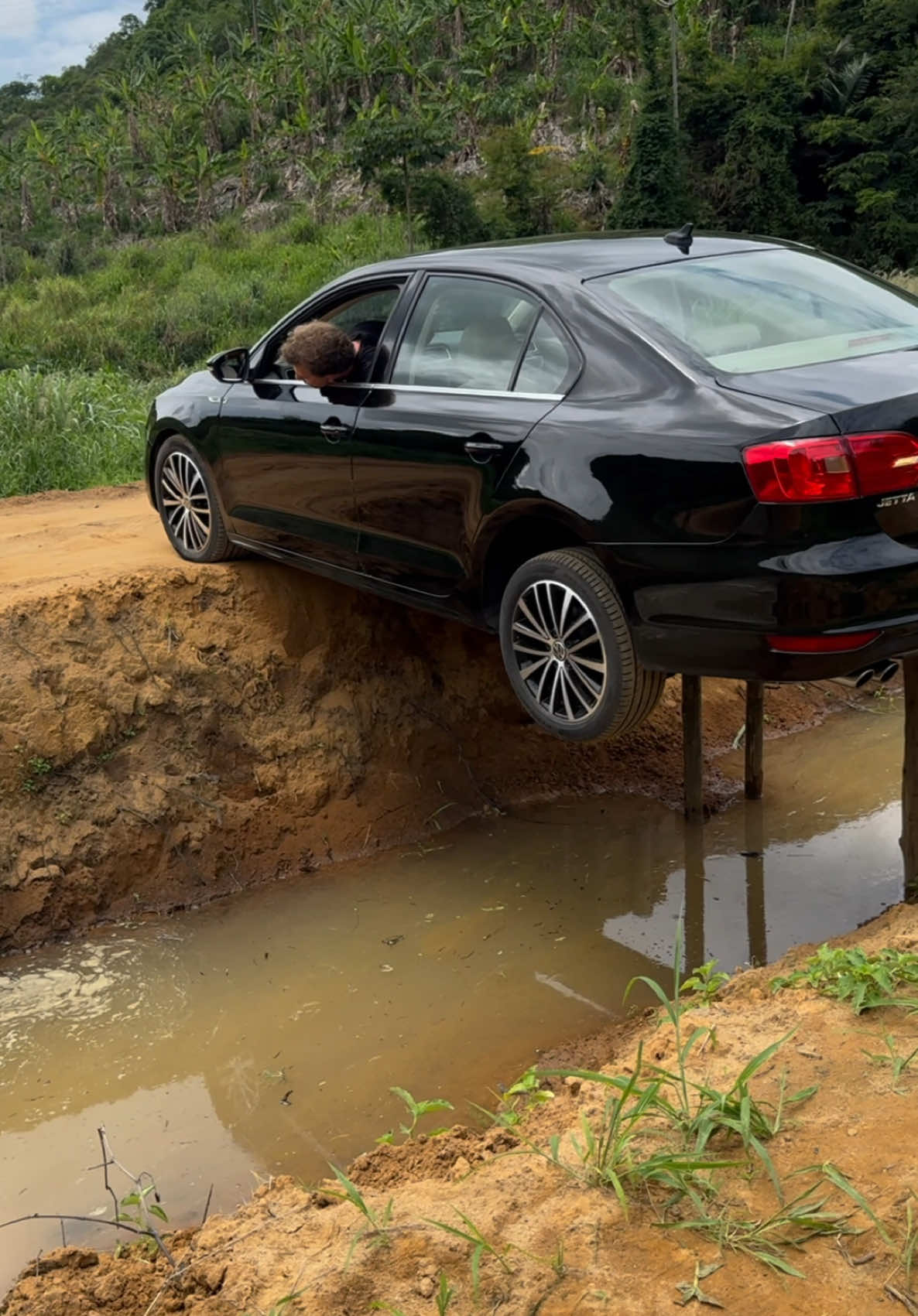 Olha que manobra genial esse motorista fez para sair dessa situação complicada! 😲