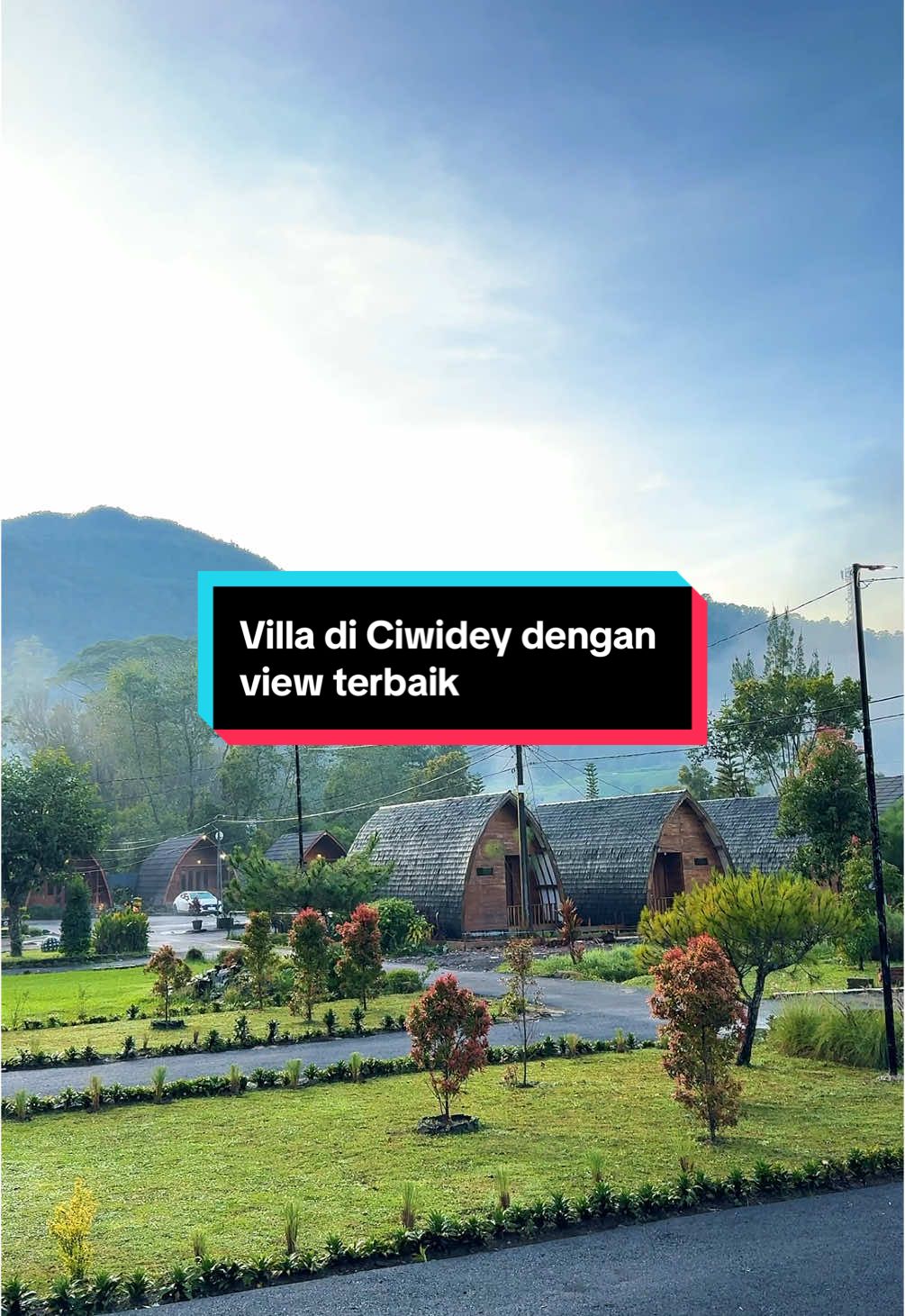 Siapa yang gak mau bangun pagi pagi disambut view dengan kabut tipis kayak gini, serasa beban jadi hilang semua  #indonesia #villa #village #villamurah #villaciwidey #ciwidey #bandung #bandunghits #destination #beautifuldestinations #pesonaindonesia #wonderfullindonesia #villagelife 