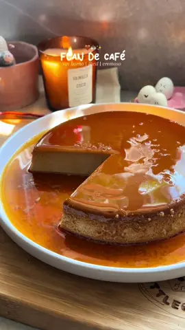 Flan de café ✨☕️ sin horno y con sólo 6 ingredientes 🫶🏻…. Holiii! Creo que este se ha convertido en mi postre favorito🤎🥹queda en verdad muy muy bueno. Cremoso y con ese delicioso sabor a café, sabe como a un café con leche, uffff, delicioso 🤭.  Les dejo por aquí la receta 🫶🏻:  Flan de café ☕️ 🍮 1 lata leche evaporada (340ml) 1 lata leche condensada (387ml) 1 lata media crema (225ml) 5 huevos 2-3 cdtas de café soluble  1 cda vainilla (opcional) Caramelo ✨ 2/3 tz azúcar  Como les conté, preparé este flan en la nueva licuadora Ninja BlendSense que es una locuraaa en verdad!! Me encantó, ya les quiero contar más de ella muy pronto…🥹😲🫡…. Encuentra más recetas en: ninjamexico.com/recetas 🫶🏻❤️ @Ninja México #NinjaMexico #ninjafamily #RecetasNinja #NinjaBlendSense #recetastiktok #recetasfaciles #sinhorno #flan #flancasero #deli #yum #postresfaciles #postrescaseros #parati #publicidad 