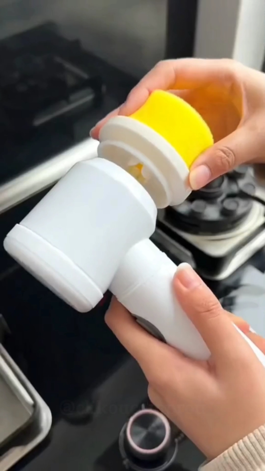 Limpe tudo com essa escova elétrica multifuncional! #limpeza 