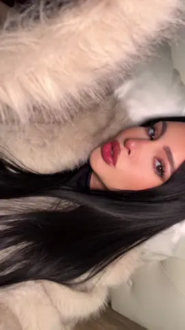 #blackhair #furcoat #latinamakeup 