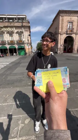 Regalo dinero al joven mas listo 😱  #reto #preguntas #entretenimiento #culturageneral #videosenlacalle 