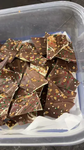 The easiest way to make festive chocolate bark! 🍫🎄 #bakedbythelake #cottagefoodbaker #homebakerybusiness #recipeoftheday #HolidayTreats #holidayseason #bakerylife #LOTW #chocolate #chocolatebark #kenora 