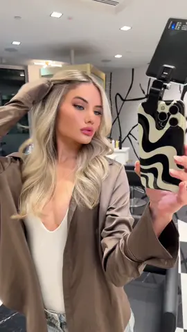 drooling over this blonde 