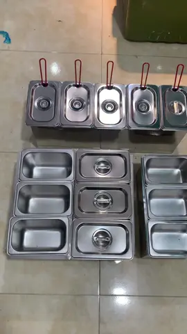 Thùng inox 1 lớp kèm khay để toping giữ lạnh 3-4 tiềng tuỳ theo nhiệt độ môi trường an ! Bên em setup khung khay theo yêu cầu của mọi ngừoi nha ! Anh chị quan tâm cmt dưới video em tư vấn an#thungdainox #thungdagiunhiet #khungthuongkemkhaytoping 