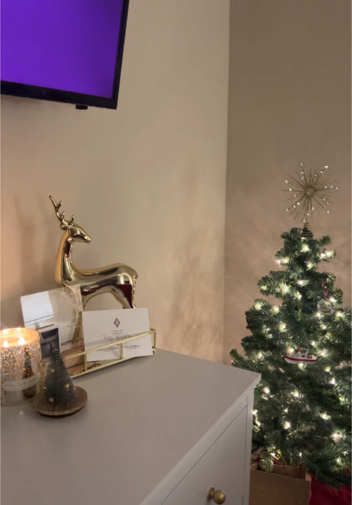 i love my room ❤️ #cheerspodcast #christmasdecor #xmas #collegeroom #bedroom @cheerswithavery 