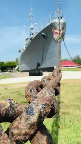 เรือหลวงแม่กลอง หนึ่งในความยิ่งใหญ่ของราชนาวีไทย  เรือหลวงแม่กลอง (HTMS Mae Klong) เป็นเรือสลูป (Sloop) ที่มีขีดความสามารถในการรบบนผิวน้ำ การปราบเรือดำน้ำและต่อสู้อากาศยาน นอกจากนี้เรือหลวงลำนี้ยังถือเป็นเรือครูที่ใช้ฝึกของทหารเรือไทย และที่สำคัญเป็นเรือธงลำแรกของกองทัพเรือไทย และประจำการยาวนานที่สุดของราชนาวีไทยอีกด้วย เรือหลวงแม่กลอง เข้าประจำการเมื่อวันที่ 24 กรกฎาคม พ.ศ. 2479 ได้รับพระราชทานนามว่า “เรือหลวงแม่กลอง” ตามชื่อแม่น้ำสายสำคัญของชาติสายหนึ่งที่มาสิ้นสุดยังจังหวัดสมุทรสงคราม นอกจากที่ว่าเรือหลวงลำนี้จะได้ปกป้องอาณาจักรไทยในช่วงสงครามโลกครั้งที่ 2 และภาระกิจอื่น ๆ อีกมากมายแล้ว ยังได้รับหน้าที่เป็นเรือพระที่นั่งส่งเสด็จฯ พระบาทสมเด็จพระปรเมนทรมหาอานันทมหิดล พระอัฐมรามาธิบดินทร รัชกาลที่ 8 และพระอนุชาธิราช จากท่าราชวรดิษฐ์ไปยังเรือซีแลนเดีย เกาะสีชัง เมื่อครั้งเสด็จกลับไปทรงศึกษาต่อที่เมืองโลซานน์ ประเทศสวิตเซอร์แลนด์ และเป็นเรือพระที่นั่งรับเสด็จฯ พระบาทสมเด็จพระปรมินทรมหาภูมิพลอดุลยเดช รัชกาลที่ 9 และสมเด็จพระบรมราชินีเสด็จนิวัติสู่พระนครอีกด้วย – เป็นเรืออัญเชิญพระบรมอัฐิของพระบาทสมเด็จพระปกเกล้าเจ้าอยู่หัว รัชกาลที่ 7 – เป็นเรือพระที่นั่งพระบาทสมเด็จพระปรมินทรมหาภูมิพลอดุลยเดช รัชกาลที่ 9 ในการเสด็จฯ ตรวจพลสวนสนามทางเรือ เพื่อทอดพระเนตรการยกพลขึ้นบกที่หาดบางแสน จังหวัดชลบุรี นอกจากภารกิจรับใช้ใต้ฝ่าละอองธุรีพระบาทแล้ว เรือหลวงแม่กลองยังได้ปฏิบัติหน้าที่อย่างอื่นด้วยเช่นกัน คือ เป็นเรือออกลาดตระเวนรักษาความสงบเรียบร้อยตามเขตแนวชายแดน ประเทศกัมพูชาในช่วงที่เกิดเหตุการณ์สู้รบครั้งสำคัญ ๆ และยังถูกใช้เป็นเรือยิงสลุต เพื่อรับรองบุคคลสำคัญอีกด้วย ปัจจุบันเรือหลวงแม่กลอง ได้ปลดประจำการลงเมื่อวันที่ 25 กรกฎาคม พ.ศ. 2539 ตามพระประสงค์ของพระบาทสมเด็จพระปรมินทรมหาภูมิพลอดุลยเดช รัชกาลที่ 9 ที่ทรงมีพระราชดำริว่า “กองทัพเรือควรอนุรักษ์เรือรบเก่าไว้” โดยปัจจุบันได้เปิดเป็นพิพิธภัณฑ์กลางแจ้งแห่งแรกของประเทศไทย ณ ป้อมพระจุลจอมเกล้าฯ จังหวัดสมุทรปราการ