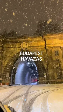 Mesébe illő❄️ #budapest #hungary #budapesthó #budapesthavazás #havazás #hó #leesettazelsőhó #karácsony #advent #ünnepihangulat #snowfall #snowing #winterwonderland #festive #holidays #christmas #winter #tél #havazik #lánchíd #nekedbe #nekedbelegyen #fyp #fy #foryoupage #foryou #csodasmagyarorszag 