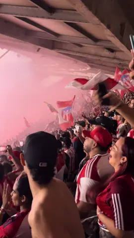 El que no salte es de la B #juniordebarranquilla🔴⚪🦈💪 #VAMOADARLE❤️🤍 #hinchasdejunior #futbol⚽️ 