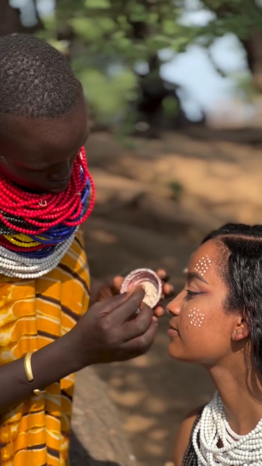 Famous for their body and face painting, the Karo people are a Nilotic ethnic group that resides along the east banks of the river in southern Ethiopia. With an estimated population between 1000 and 3000, the Karo tribe is one of the smallest tribes among #travelethiopia #travelafrica #travel #africa #omovalleylocalguide #omovalleytour #omovalleytribes #OmoValley #Ethiopia 