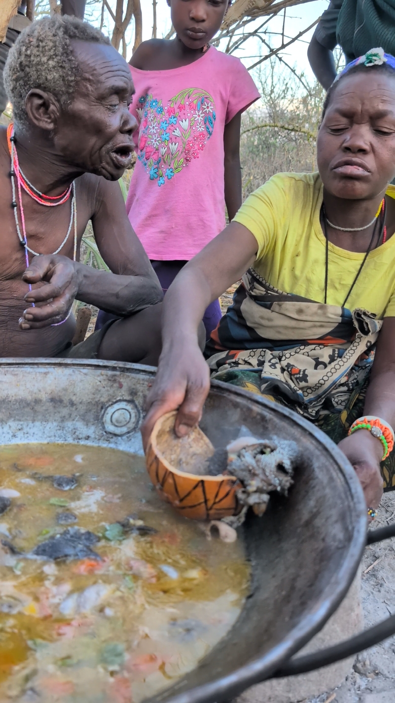 What a Love 💖 See how Hadzabe Old and his wife preparing Food for their family #villagelife #hadzabetribe #africatribes #tiktok #USA 