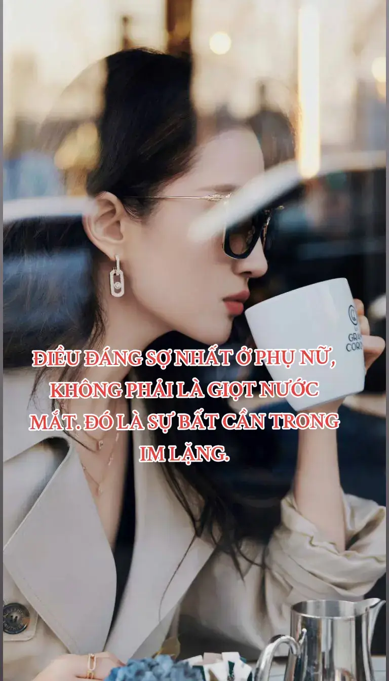 ĐIỀU ĐÁNG SỢ NHẤT Ở PHỤ NỮ, KHÔNG PHẢI LÀ GIỌT NƯỚC MẮT. ĐÓ LÀ SỰ BẤT CẦN TRONG IM LẶNG. Nhiều người có nói, cái họ sợ nhất ở một người đàn bà, đó là những giọt nước mắt. Nhưng bạn có biết không, cái đáng sợ nhất của một người đàn bà chính là lúc họ rơi vào trạng thái bất cần, lúc ấy họ mới đáng sợ. Khi ấy, những giọt nước mắt cũng dần trở nên xa xỉ đi, trong thâm tâm họ luôn điềm tĩnh đón nhận mọi biến cố đến với đời mình một cách vô thức. Có lẽ, khi ấy chẳng có một người đàn ông nào lọt vào mắt xanh của họ. Dù cho họ có tốt và chân thành đến đâu đi chăng nữa cũng khó có thể lay chuyển được tảng băng giá buốt vây lấy trái tim họ. Bản thân người phụ nữ thích tự làm khổ mình, nhiều khi họ lấy sự lụy tình của bản thân để tạo cho mình một rào cản an toàn để ngăn cách với thế giới xung quanh. Chúng ta có thể ví người đàn bà như con mèo, họ có lúc rất đáng yêu nhưng có lúc lại rất hung dữ với những gì xảy ra quanh mình. Đàn bà là thế, họ dịu dàng bao nhiêu thì họ sẽ càng tàn nhẫn bấy nhiêu. Khác với người đàn ông, sự trở về của một người đàn bà thường đem theo những vũ khí hủy diệt, nhẹ thì thương lòng, nặng thì mất 