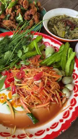 กินข้าวอยู่ท่งนาครับมื้อนี้#อีสานบ้านเฮา #ตําบักหุง #แกงหน่อไม้ 