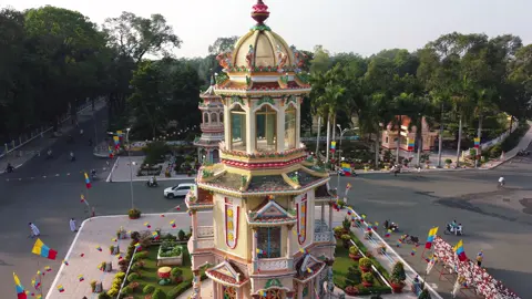 Tòa Thánh Tây Ninh với tổng diện tích xây dựng lên tới 1km2, Chiều dài khoảng 100m, 2 tháp cao 36m Và có tổng tất cả 12 cổng vào. Tòa Thánh Tây Ninh được xem là một trong những công trình kiến trúc tôn giáo vĩ đại nhất của đạo Cao Đài. Đây cũng là một trong những điểm du lịch thu hút đông đảo du khách tham quan tại Tây Ninh. #tayninh #toathanhtayninh #travel #traveltiktok #yfp #dulich #dulichvietnam #xh #tiktok #xhtiktok 