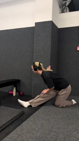 Legday warmup @Gymshark @Gymshark Women @Oner Active #gym #GymTok #gymrat #gymgirl #warmup #legday #kneepain #mobilitytraining #mobilitystretches #streching #legs #legworkout #workoutroutine #warmuproutine #lifting #liftingweights #fyp #foryou #viral 
