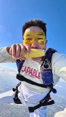 What is the experience of eating corn🍿 in the sky #skydiving  ❗Please perform professional actions under guidance #skydiving and eating corn #skydiving #challenge #parachute #Peak #Extreme #trending #FEEL 