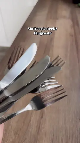 Flugrost ist nicht schlimm, sollte aber entfernt werden, damit er sich nicht tiefer setzt. Mattes Besteck und Flugrost kannst du ganz einfach mit heißem Wasser, Natron und Alufolie entfernen. Hast du das schon mal versucht? #haushalt #putzen #tippsundtricks #CleanTok #hacks 
