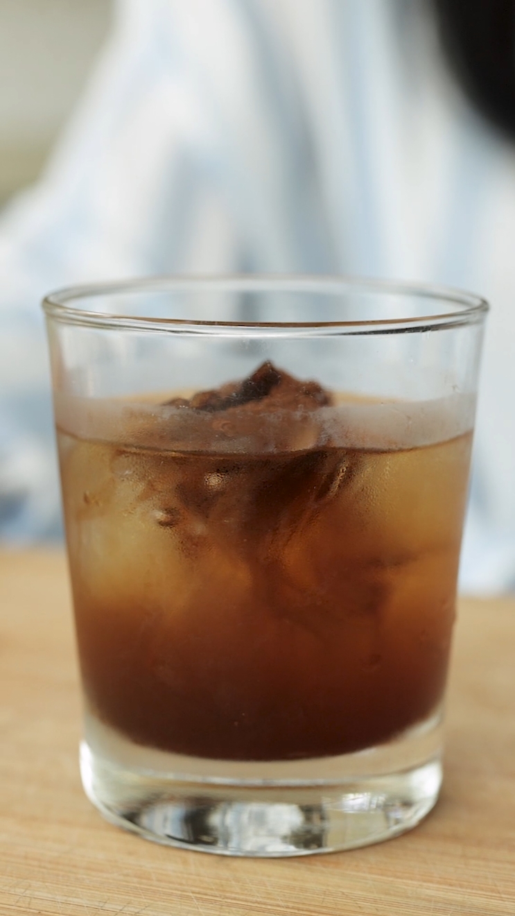 Siapa yang suka Ice Americano? Dengan Nescafe Ice Roast, bikin kopi enak & praktis, langsung larut di air dingin! Bisa beli di Alfamart atau follow @nescafe_indonesia  #NescafeIceRoast #Iceamericano