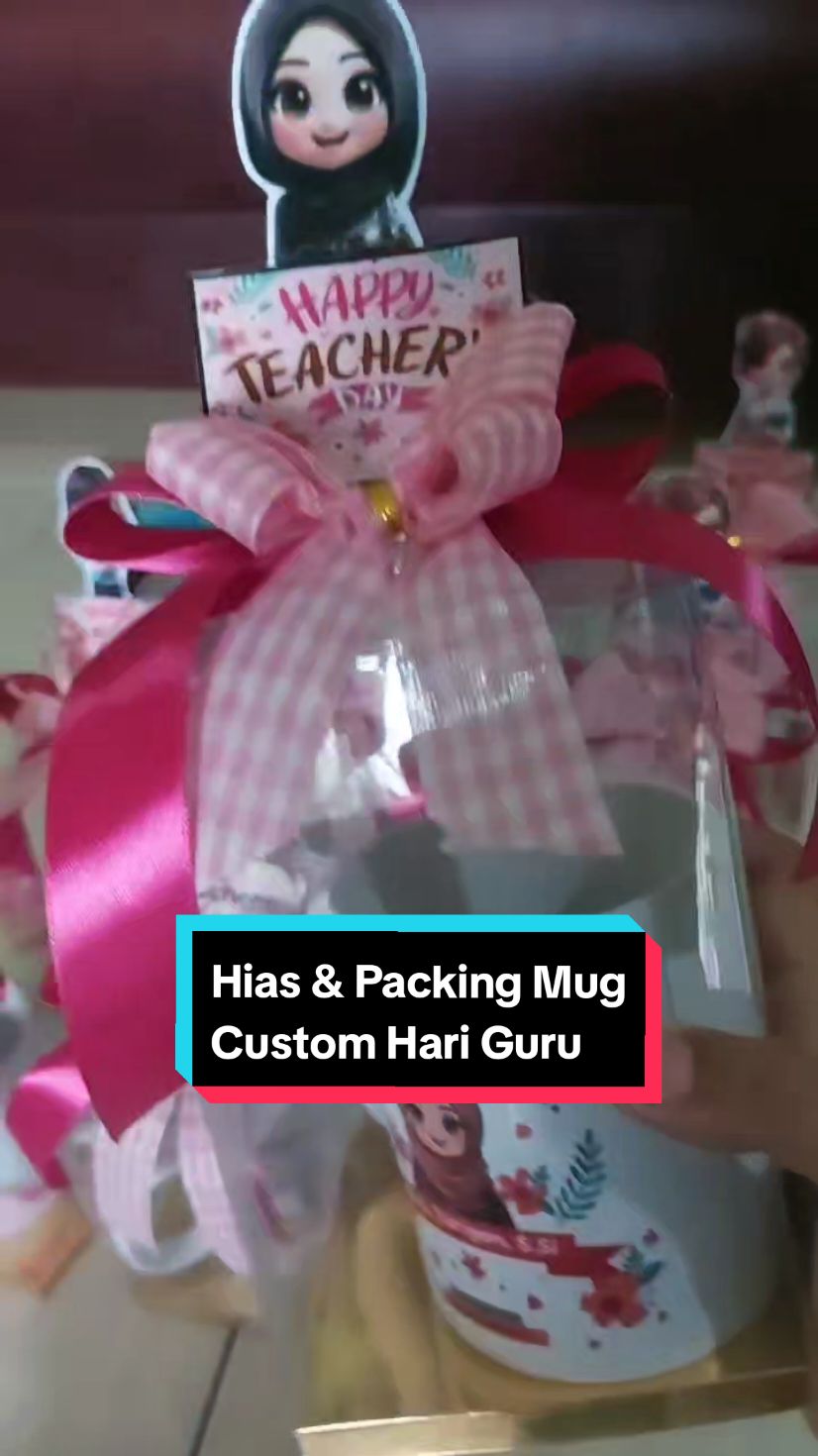 Jadi lebih cakep kan kalau di packing begini 😍 mug custom nya beli dikeranjang kuning ya, bisa di custom dengan tulisan dan gambar apapun 😊 #mugcustom #hadiahhariguru #idehadiahhariguru #hampershariguru #GebyarBelanjaNovember #CuanTanpaBatas #fyp 