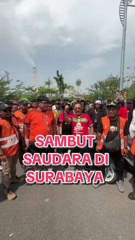 Lupakan Politik Sejenak, Mari Support Persebaya dan Sambut Saudara Kita. Selamat datang di Surabaya, Saudara Jakarta. Mari saling bergandengan tangan bersama, dukung tim kebanggan Kita.  Tapi maaf, 3 poinnya tetap milik Surabaya ya nanti 😁🐊 #cakji #cakj1 #surabaya