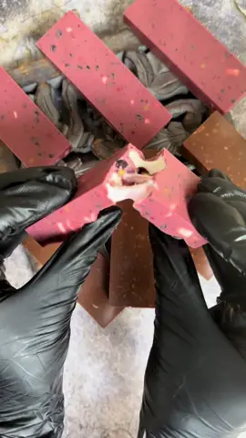 Just imagine taking a bite and having different flavors spreading throughout your mouth 🫠 First the sweet taste of melting chocolate, then the sourness of freeze-dried berries, and then the pleasant crunch of a bursting nut 😮‍💨 Oh my god, how will you be able to tear yourself away after that? #gifts #gift #chocolates #artisanchocolate #veganchocolate #handmadegifts #personalisedchocolates #chocolatelover #giftforher #giftforhim #healthyfood #healthydessert #dessert 