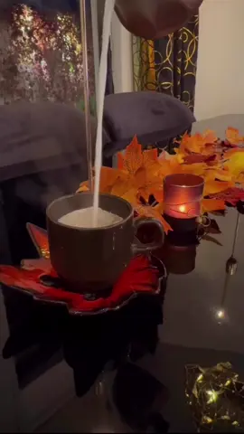 دائِمَاً وَأبَدَاً إِمشوا عَلى مَقولَة .... لَو تغيب أَلشَمس عَوَضها أَلقَمَر🍁🍂🧡