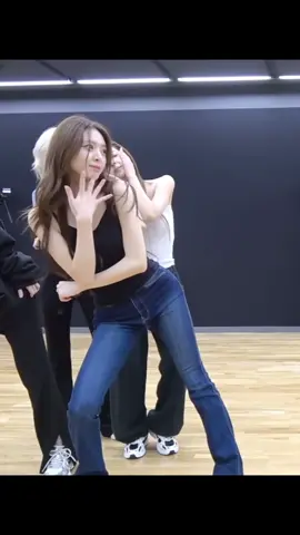 骨格綺麗すぎてキャミ1枚なのが逆にオシャレにみえる#ITZY