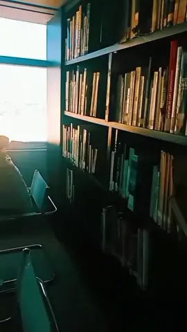 Se você não tem escritório fixo, para atender seus clientes, existe a opção do #coworking que, geralmente são gratuitos, confortáveis, bem equipados, com WIFI, escritórios para reuniões, acervo jurídico, áreas de alimentação, banheiros e até de lazer. Esse que apresento a vocês, é com toda certeza o meu favorito, o #bibliomaison ,porque fica no centro do Rio e tem uma vista magnífica para o pão de açúcar 😍 é importante ressaltar que #OAB apoia esse novo modelo de escritório. 