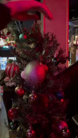 Att klä julgranen är inte alltid så enkelt som det verkar! 🎄 @Linus Högosta  #jul #decoration #christmas #fail #fyp 