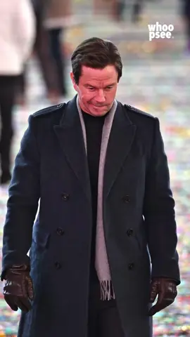 Nel corso della sua carriera, Mark Wahlberg ha interpretato una vasta gamma di personaggi e ora si prepara a vestire i panni di un ladro professionista alle prese con la possibilità di mettere a segno una rapina importante. Nel crime thriller diretto da Shane Black, intitolato “Play Dirty”, l’attore interpreterà Parker, un personaggio tratto dalla serie di romanzi firmati dall’autore noto con lo pseudonimo di Richard Stark. Avvistato a Times Square insieme al collega LaKeith Stanfield, Mark Wahlberg ha catalizzato l’attenzione in una New York City che, a giudicare dalle immagini, sembra già pronta a celebrare l’arrivo del nuovo anno. I due attori camminano infatti su un set inondato di coriandoli, lasciando intuire che una delle scene della pellicola potrebbe svolgersi proprio durante i festeggiamenti di Capodanno. [📷 MEGA 📹 Getty Images] #whoopsee #markwahlberg 