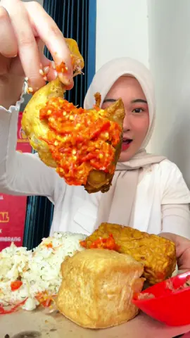 Sampe Bekasi nemu nasi daun jeruk ayam sama sambel yang enduulll #inicia #iniciamukbang #fyp 