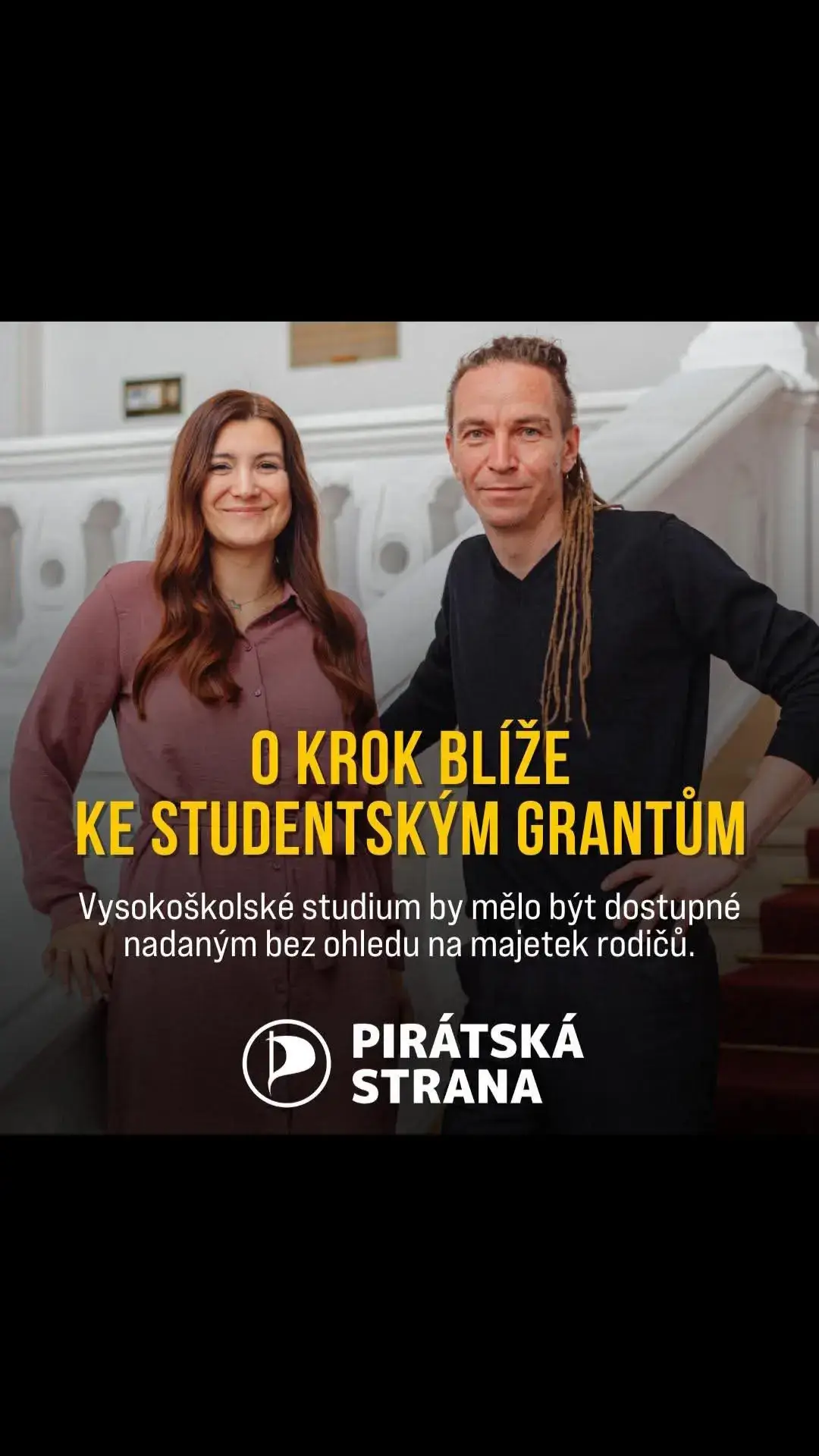 Sněmovnou prošel návrh týkající se studentských půjček, který přináší výraznou změnu v podpoře vysokoškolského vzdělávání. 👌 Když vláda vše správně nastaví – a my se na tom určitě plánujeme aktivně podílet – může finančně pomoci tisícům studentů a umožnit studium těm, kteří by si to jinak nemohli dovolit. Cesta pro zavedení našeho návrhu státních vratných grantů inspirovaných švédským modelem je tedy otevřená! ❤️ O možnosti studovat na vysoké škole tak bude konečně snad víc rozhodovat nadání než to, jestli má student peníze. #pirati #piratskastrana #ceskapiratskastrana #🏴‍☠️ #studentskepujcky #vysokoskolskestudium #vysokeskoly #navrh  #lepsiopozice #politika #viral #viraltiktok #fyp #foryou #protebe  @Klára Kocmanová Zdroj: Facebook České pirátské strany