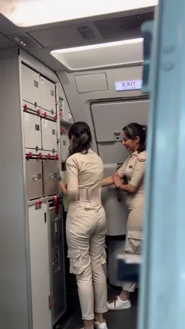 #saj #pramugaricantik #pramugaripesawat #superairjet #pramugarimilinealcantik #anousment #berandatiktok #pramugariindonesia #fypシ゚viral #pramugarisuperairjet #pramugaricantikicantik 
