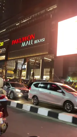 Bekasi penuh dengan klakson di grand opening PAKUWON MALL BEKASI hari ini. Macetnya sampe ke gang2 gaes😅😅 #fyp #fypシ゚ #bekasi #bekasiviral #bekasihits #pakuwonmall #explorebekasi 