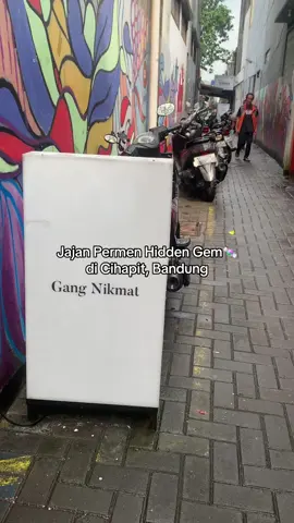 Cihapit dan Bandung emang selalu mengejutkan khalayak perkulineran🥹  #placetogobandung #cihapit #bandungfoodies #jajanpermen #jajananjadul #jajanancihapit #bandung #kulinerbandung 