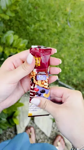 Deu água na boca? 🌰✨ Cada barra da Linha Nuts contém castanhas crocantes e frutas saborosas, livres de conservantes artificiais, garantindo a pureza e o sabor natural dos alimentos. É o lanche perfeito para qualquer momento do seu dia! Experimente e faça o bem para você! 🌿❤ #BananaBrasil #VidaSaudavel #Nutricao #Praticidade #Saude #Sabor #NossaNaturezaTemEsseSabor #LinhaNuts