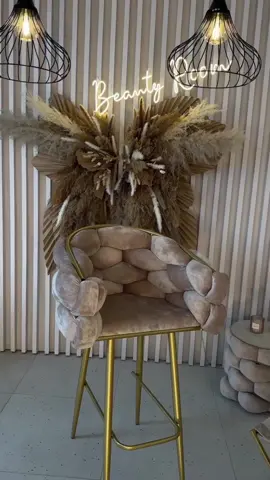 Самый красивый декор для твоего бьюти-пространства!  Артикулы на WB:  Сухоцветы:  Пышный камыш арт. 143205521 Кортадерия арт. 183901433 Рожь арт. 182080198 Веточки пампасов, пальмы арт. 143267045 Крафтовая бумага арт. 78813266 Сетка для крепления сухоцветов арт. 70096948 Стяжки для крепления сухоцветов арт. 145822854 Еще больше красоты в тгк: декор для бьюти-студии #интерьерсалона #декор #DIY #рек #декорсвоимируками #своимируками #сухоцветы #декоризсухоцветов #студиякрасоты #наращиваниересниц 