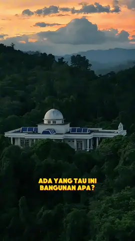 Posisinya unik, keliatan kontras banget🤩✨, Btw ada yang tau ini bangunan apa?  . #weda #iwip #halmaherategah #malukuutara #fyp #bumifagogoru #CapCut #wonderfulindonesia #tiktokviral 