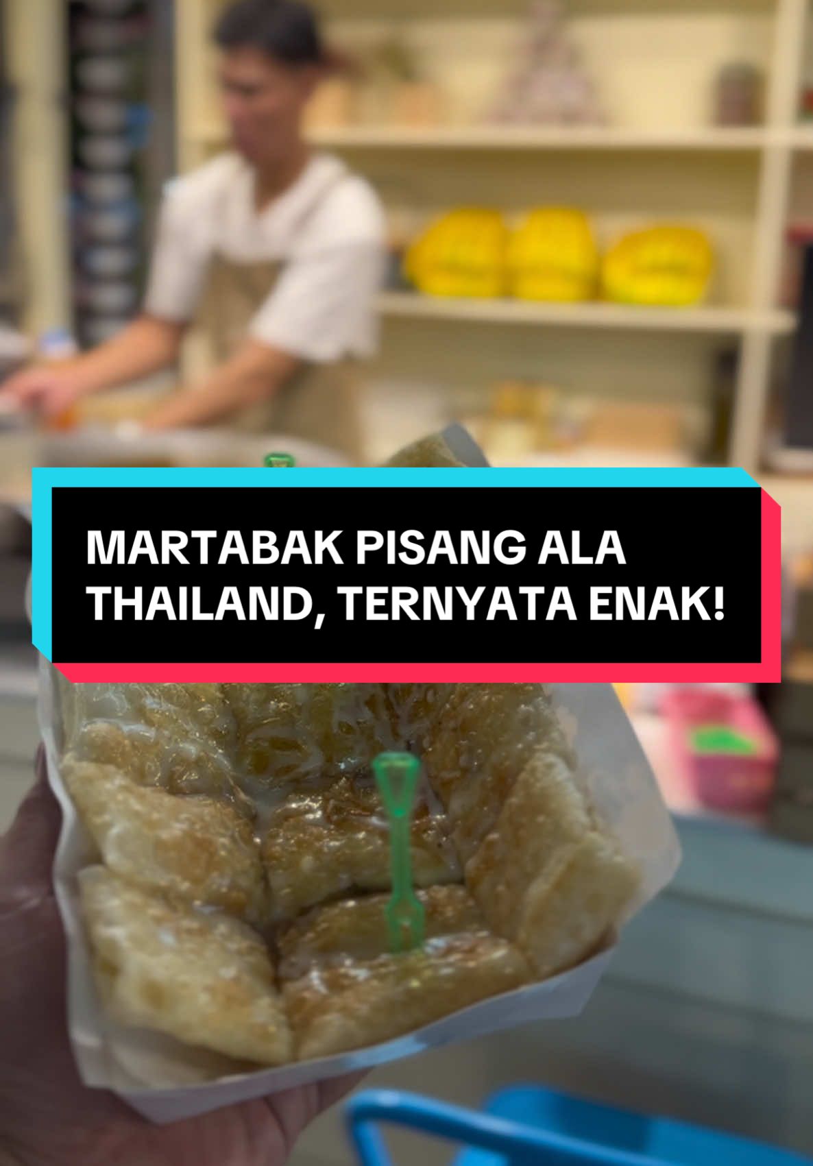 Satu dari sekian banyak dessert Thailand yang ku cobain: Martabak Pisang alias Thai Roti/Pancake. Beli ini di Jodd Fairs Night Market, wajib ke sini sih kalau mau kulineran sekalian shopping beli oleh-oleh, bukanya sampe jam 12 malam.  #EDSplore #fyp #fypシ #bangkok #thailand #kuliner #dessert #martabak #thairoti #TTPetualangPro 