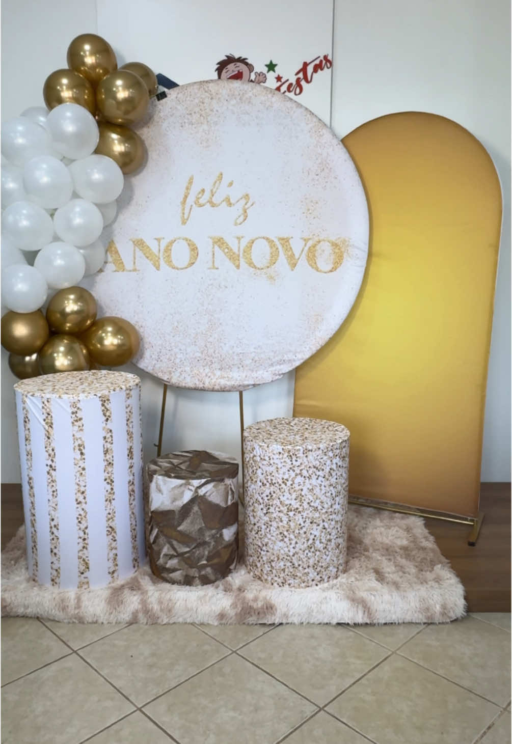 Já pensou em transformar a decoração da sua festa de réveillon em algo especial?  Com a Decoraset, você pode! Nossa montagem rápida mostra todos os detalhes dessa decoração incrível, pronta para deixar sua virada de ano inesquecível. E o melhor: disponível para locação por apenas R$ 249,90!  Garanta já o seu cenário e comece o ano com estilo! #DecoraçãoDeRéveillon #Decoraset #AnoNovo #FestaInesquecível  #festadereveillon #decoracaopegueemonte #pegueemontesuafesta #festaderéveillon 