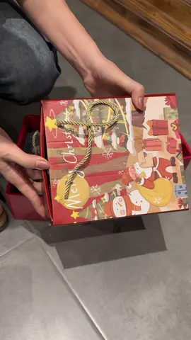 Lên video quà tặng mà nghe nhạc thất tình 🤣 #giadungbaochi #cocsugiangsinh #quanoel 