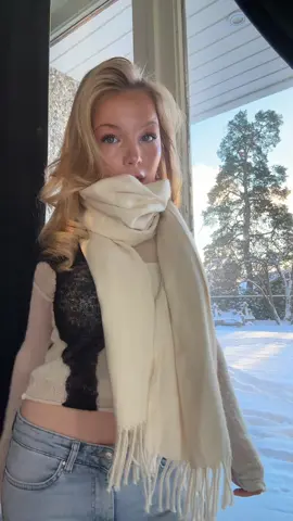#halsduk #snow #papiljotter #snö #weekdayshirt