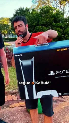 será que o próximo a encontrar o @digolagames na rua será vc? já segue o KaBuM! ou a KaBuM! Esports só pra garantir... 👀 🔥 PS5 com o MELHOR PREÇO DO ANO é só no Esquenta Black KaBuM! 😏 acesse o link da bio e aproveite! #PS5 #desafio #sony